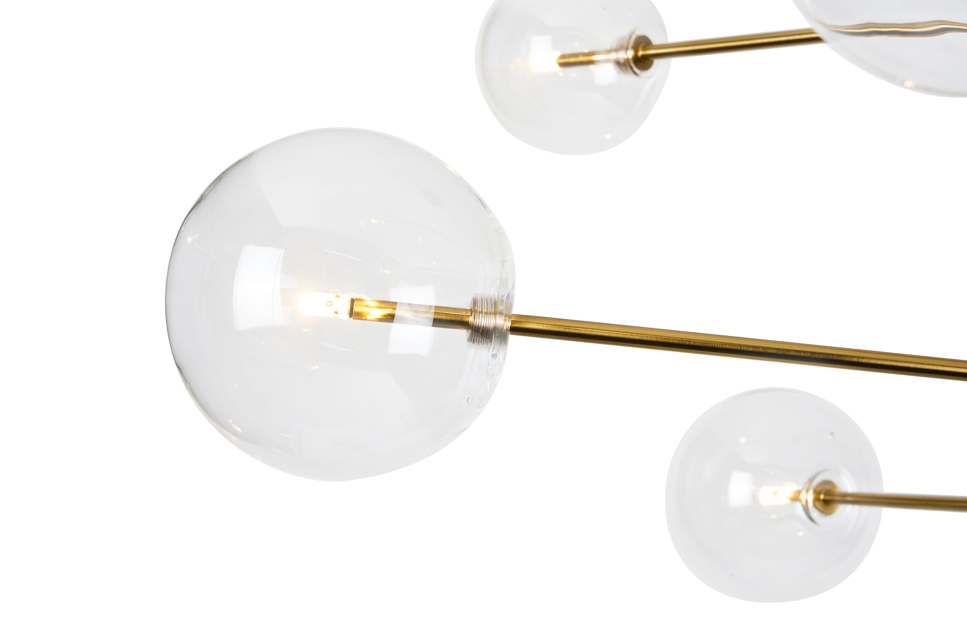 Hanglamp eettafel glazen bollen goud frame op witte achtergrond close up
