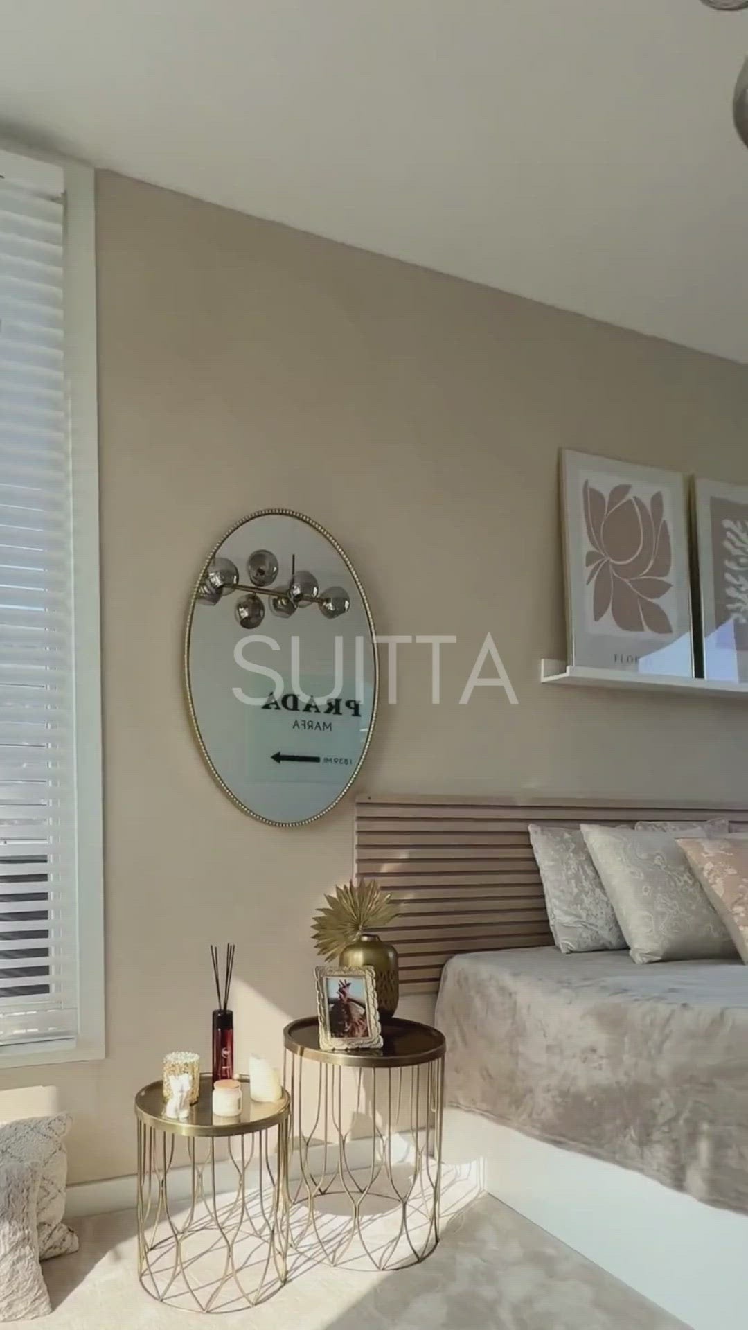 Gouden hanglamp met rookglas in slaapkamer
